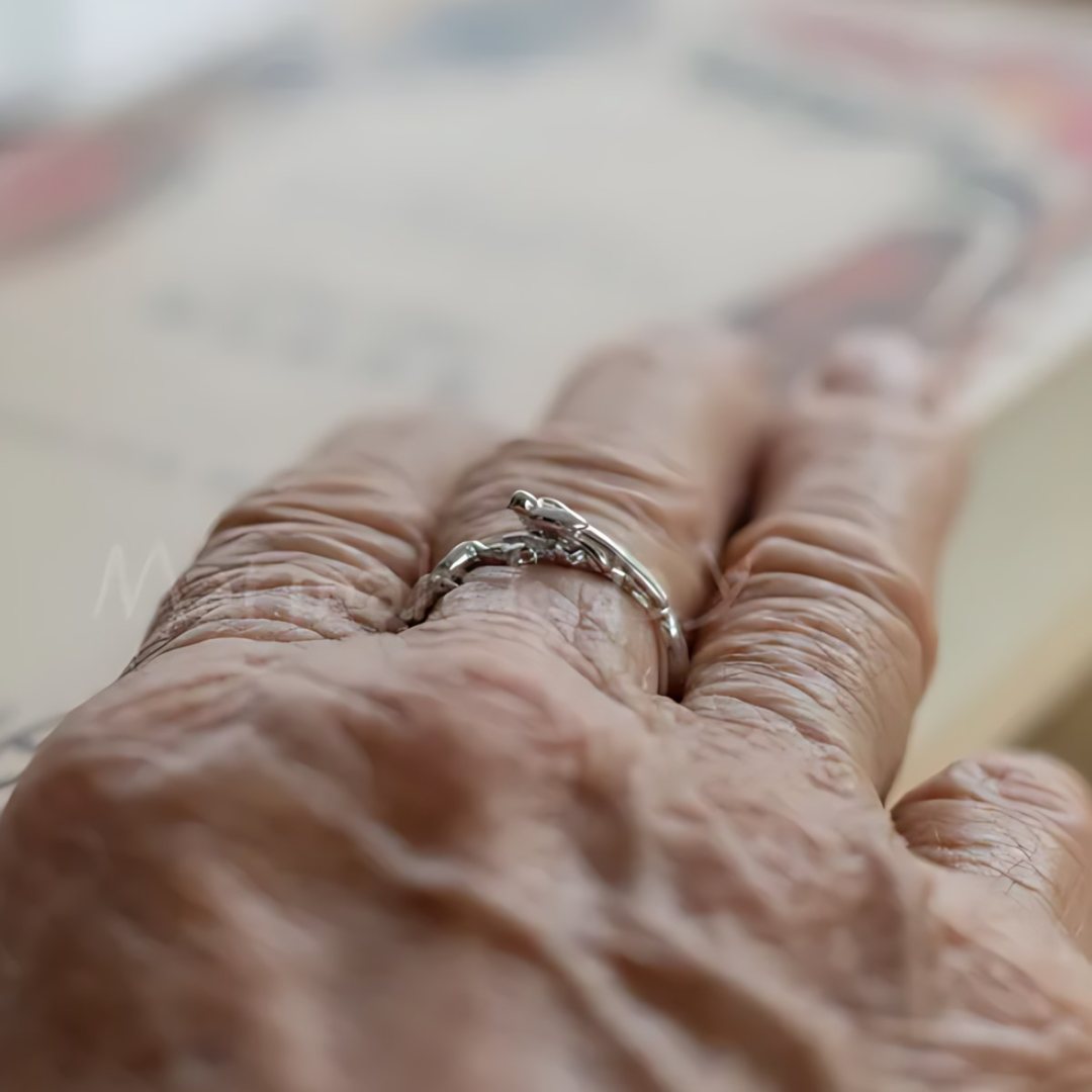 Blue Wink, handmade blue topaz and S925 silver ring worn on the hand