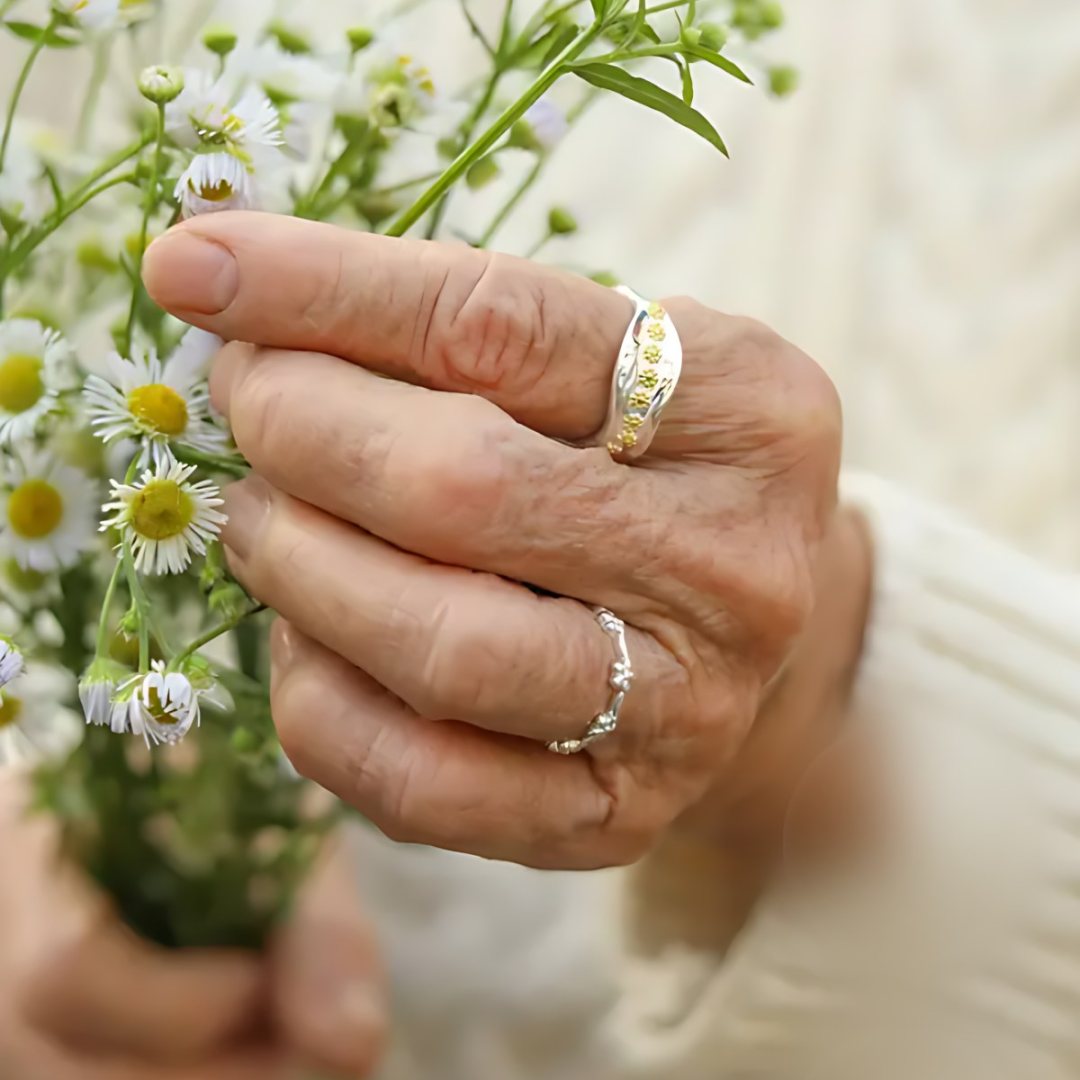 Daisy Chain Ring, handmade S925 silver ring worn on the hand