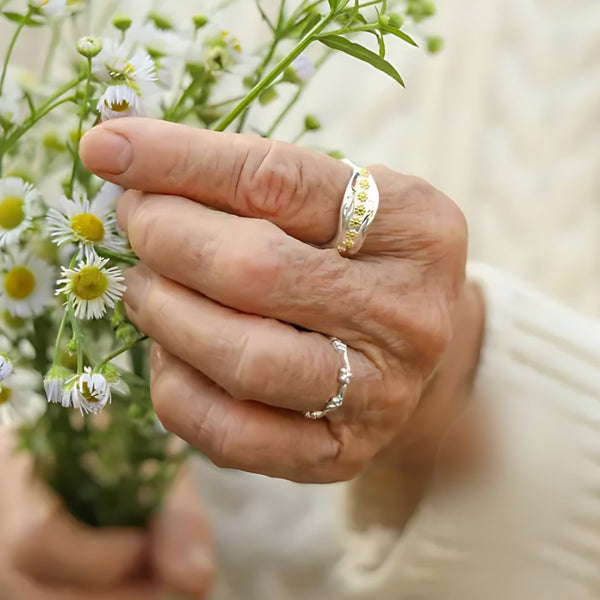 Daisy Chain Ring, handmade S925 silver ring worn on the hand